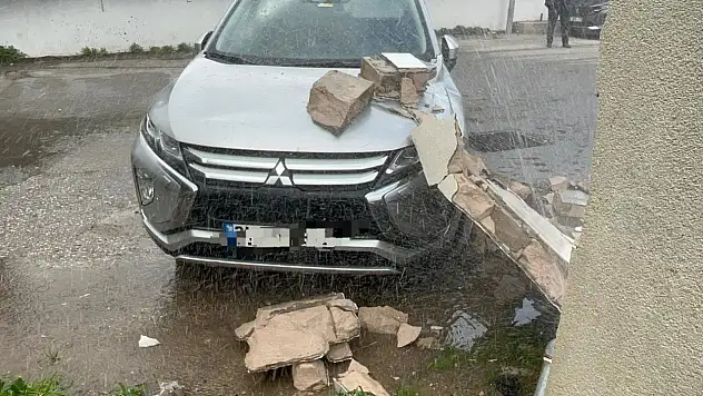 Fırtına duvarı aracın üzerine devirdi