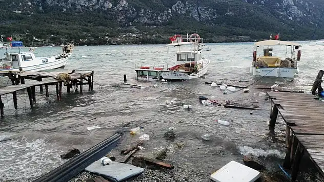 Fırtına Tekneleri Batırdı, İskeleleri Söktü
