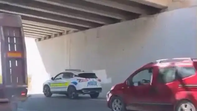 Forklift yüklü tır üst geçide takıldı !