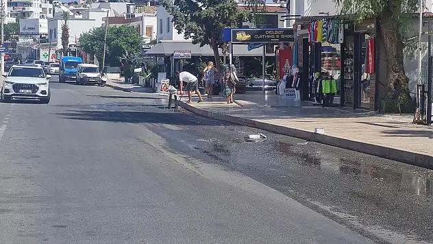 Foseptik Suları Sokaklara Aktı Kokudan Turistler Mekanları Boşalttı