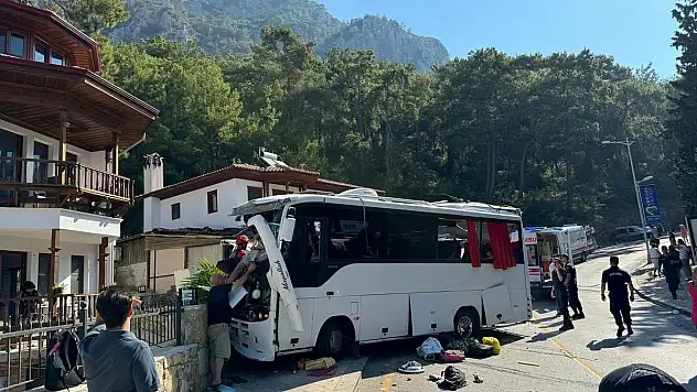 Freni Boşalan Tur Otobüsü Dehşet Saçtı: 4'ü Ağır Çok Sayıda Yaralı