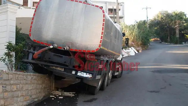 Freni Patlayan Tanker Park Halindeki Araca Çarptı