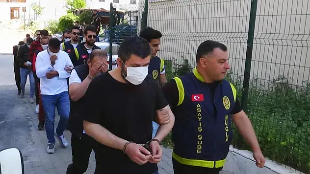 Fuhuş Operasyonunda 13 Şüpheli Yakalandı