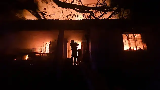 Gece Saatlerinde Çıkan Yangında Ev Küle Döndü