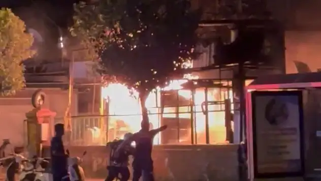Gece yarısı çıkan yangında tamirhane kül oldu, ekipler seferber edildi