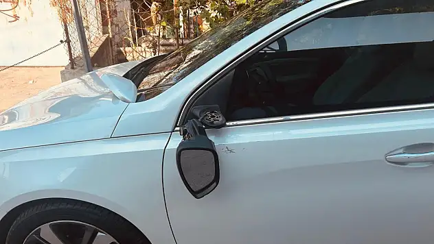 Gece yarısı öfke krizi ! araçlara saldırdı