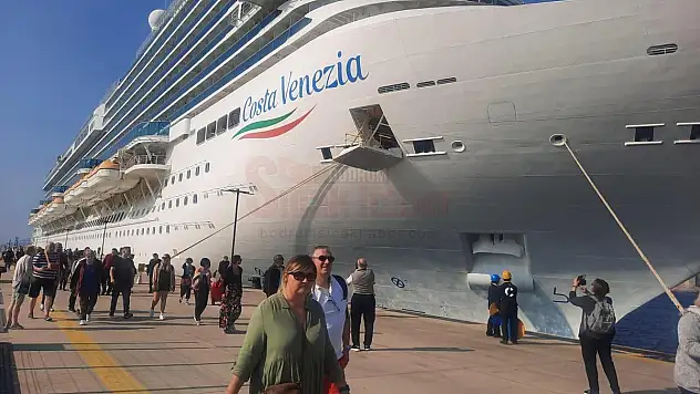 Gemi ile Gelen Turistler Bodrum'un Keyfini Çıkarttı