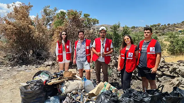 Genç Kızılay Gönüllüleri Bitez'de Yanan Alanda Çevre Temizliği Yaptı