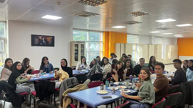 Gençlerin dokunuşuyla seramik biblolar canlandı