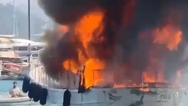 Göcek'te tekne alev alev yandı