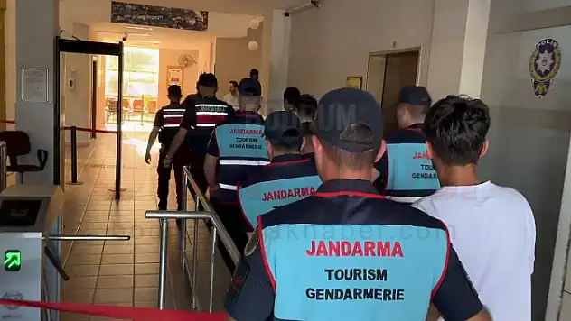 Göçmen Kaçakçılığı Yaparken Yakalandılar