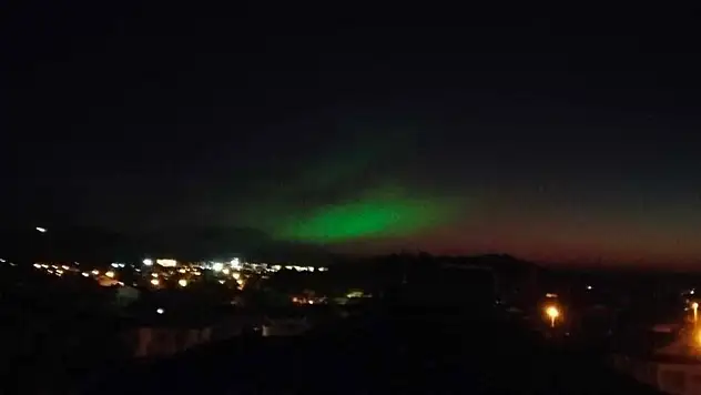 Gökyüzü mor ve yeşile büründü