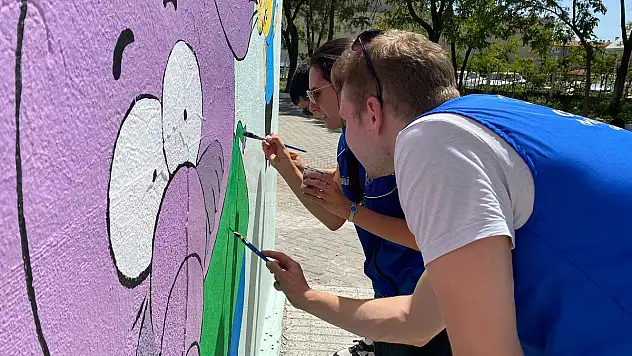Gönüllü Gençler Okul Duvarlarına Masal Kahramanlarını Resmediyor