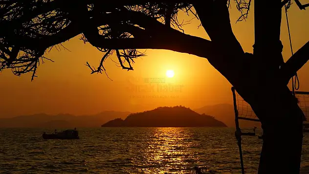 Göz Kamaştıran Gün Batımı İzleyenleri Büyülüyor