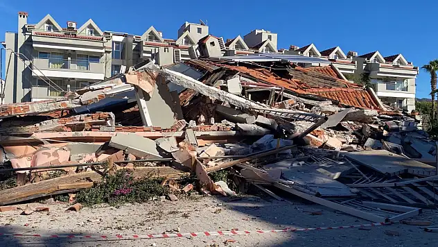 Güçlendirme çalışması yapılan apart otel çöktü