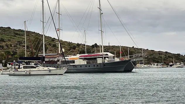 Gümbet Koyu'nda bağlanan tekneler kaldırılıyor