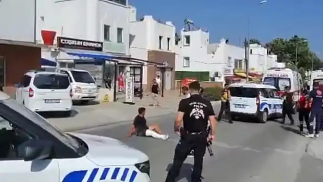 Yolun ortasına oturup kendine zarar verdi