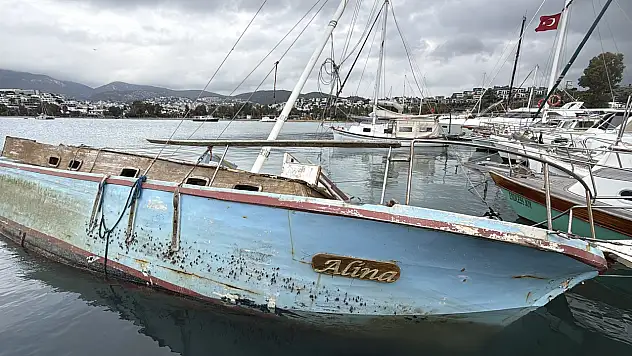 Gümbet'te demirli yelkenli su aldı