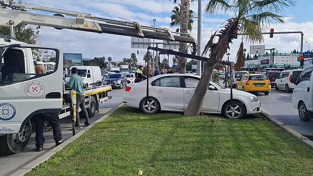Gümbet'te Meydana Gelen Kazada Otomobil Orta Refuja Savruldu