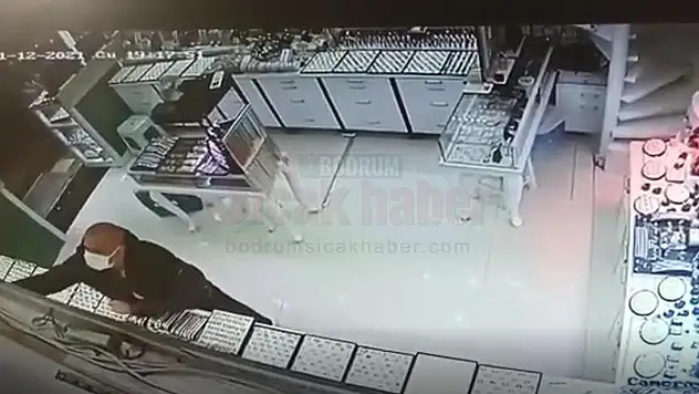 Gümüşçü Dükkanlarına Dadanan Şüpheli Şahıs Güvenlik Kameralarına Yakalandı