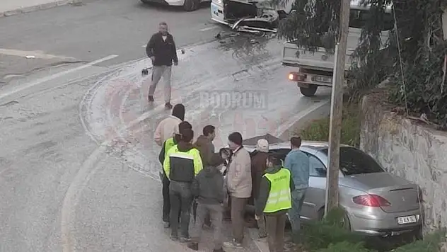 Gündoğan'da Kafa Kafaya Çarpışan Araçlarda 1 Kişi Yaralandı