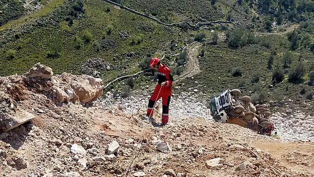 Gündoğan'da Kamyon 30 Metre Uçuruma Yuvarlandı