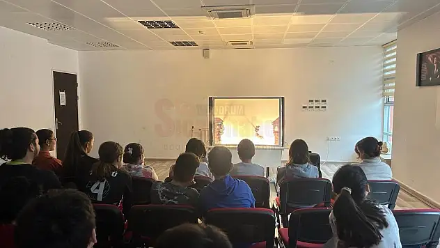 'Hacivat ve Karagöz' Gölge Oyunu Sergilendi