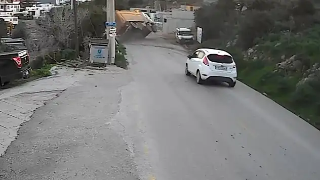 Hafriyat kamyonu devrildi kaza anı kamerada