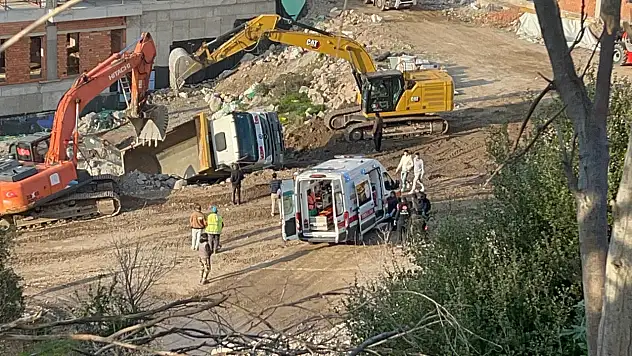 Hafriyat kamyonu yan yattı sürücü yaralandı