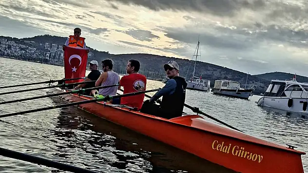 Halikarnas kürek kulübü sporcuları, Ata'yı deniz üzerinde andı