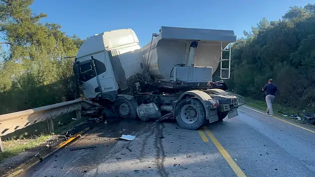 Hafriyat tırı otomobille çarpıştı 2 yaralı