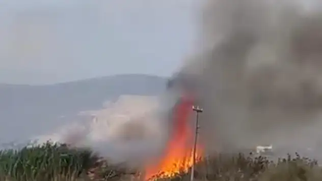 Havalimanı yanında otluk alanda yangın paniği