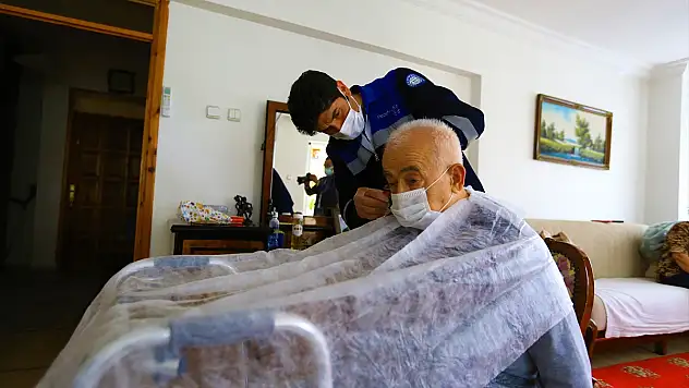 İhtiyaç sahibi vatandaşların bayram tıraşı yapılıyor