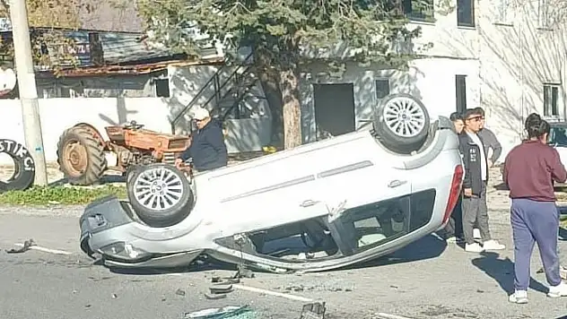 İki araç çarpıştı 1'i bebek 4 yaralı