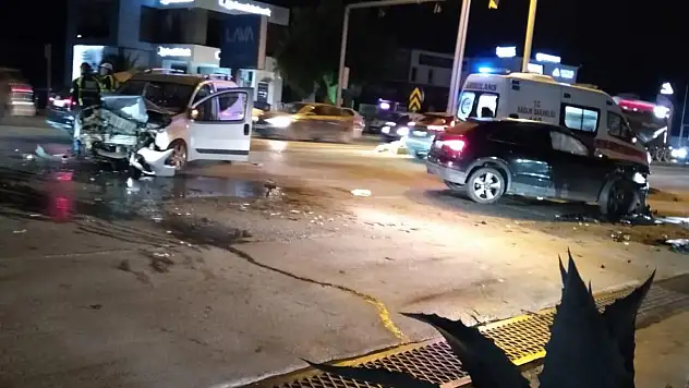İki Araç Kafa Kafaya Çarpıştı Bir Kişi Ağır Yaralandı