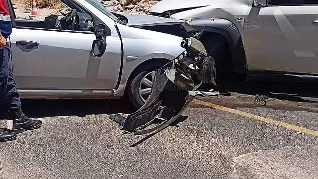 İki Araç Kafa Kafaya Çarpıştı, Kazada 1 Kişi Yaralandı