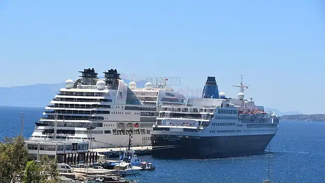 İki Dev Yolcu Gemisi Bodrum'a Geldi