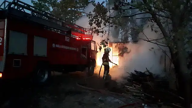 İki Evde Çıkan Yangın Hasara Neden Oldu