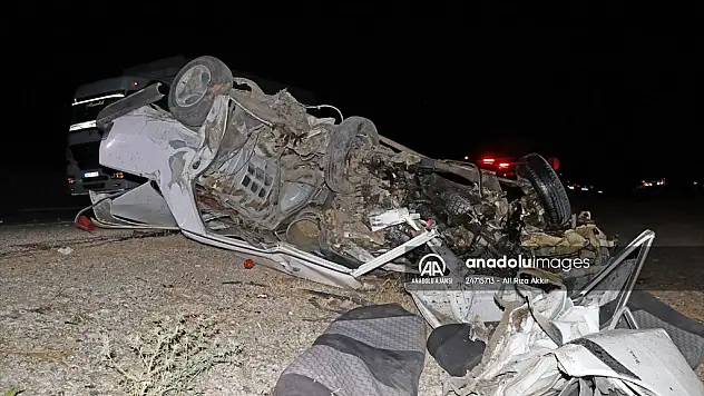 İki otomobil çarpıştı: 1 ölü, 4 yaralı