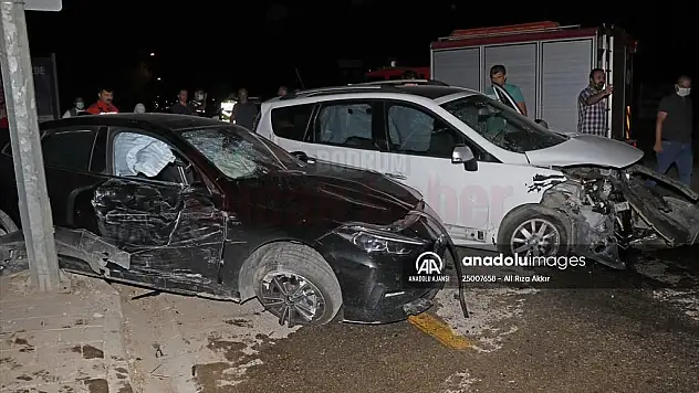 İki otomobil çarpıştı: 3 yaralı