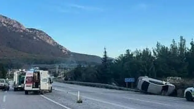 İki otomobil çarpıştı 5 kişi yaralandı