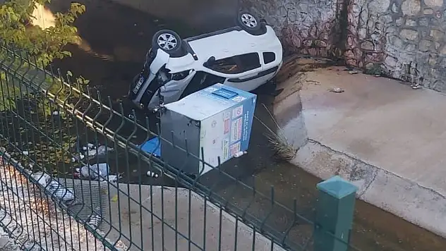 İki Otomobil Çarpıştı: Araç Dereye Uçtu, 1'i Çocuk 5 Yaralı