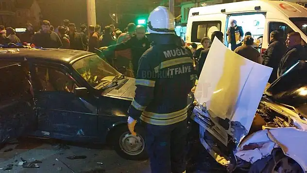 İki Otomobil Çarpıştı, Kazada 10 Kişi Yaralandı