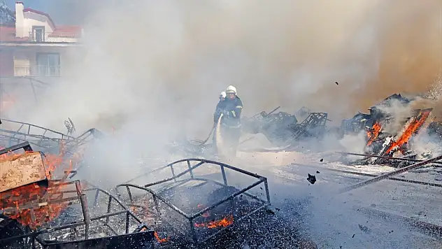 ikinci el eşya deposunda çıkan yangın söndürüldü