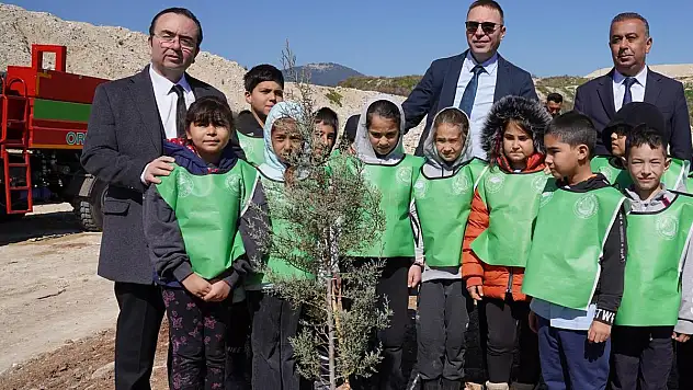 İlkokul Öğrencileri Eski Maden Sahasına Bin 500 Fidan Dikti