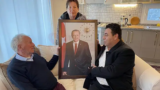 İngiliz asıllı Down'a Hayranı Olduğu Cumhurbaşkanı Erdoğan'ın Kitabı Hediye Edildi