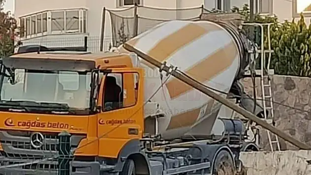 İnşaat Yasağına Rağmen Beton Mikseri Elektrik Kablolarına Takıldı, Direği Yıktı.
