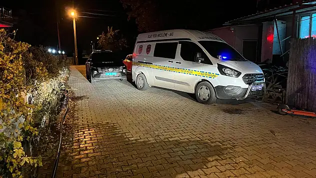 İş Arkadaşını Yatağında Öldürdü