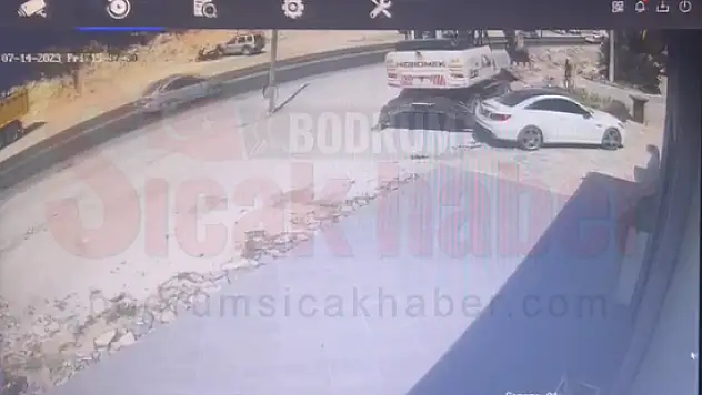 İş Makinesi Otomobile Çarpıp İşine Devam Etti