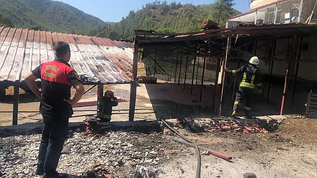İş Yerinin Deposunda Çıkan Yangın Söndürüldü